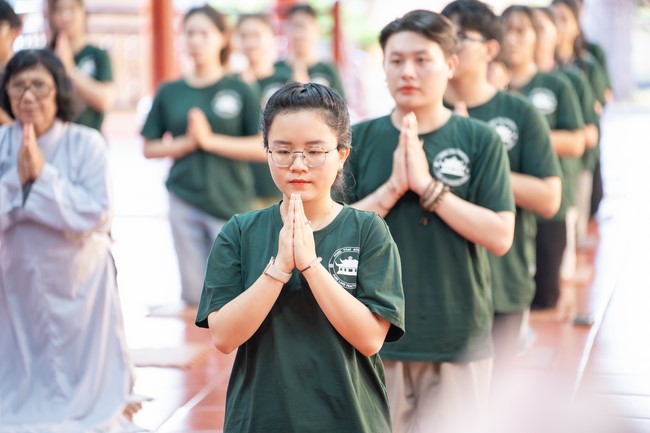 Paying homage to the Most Master and commemorating Hoang Phap Pagoda’s Founder by Monks, and Buddhists