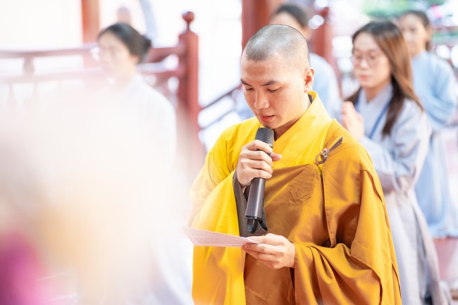 Paying homage to the Most Master and commemorating Hoang Phap Pagoda’s Founder by Monks, and Buddhists