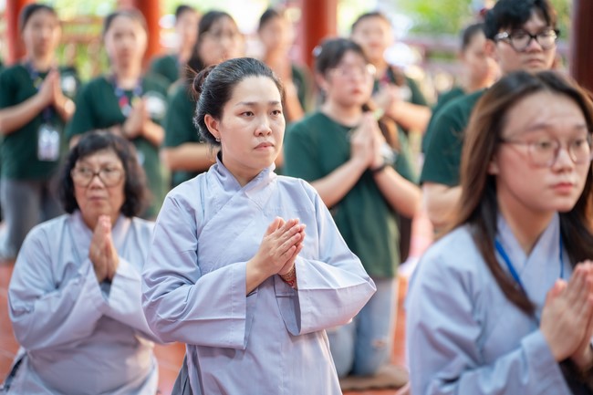 Paying homage to the Most Master and commemorating Hoang Phap Pagoda’s Founder by Monks, and Buddhists