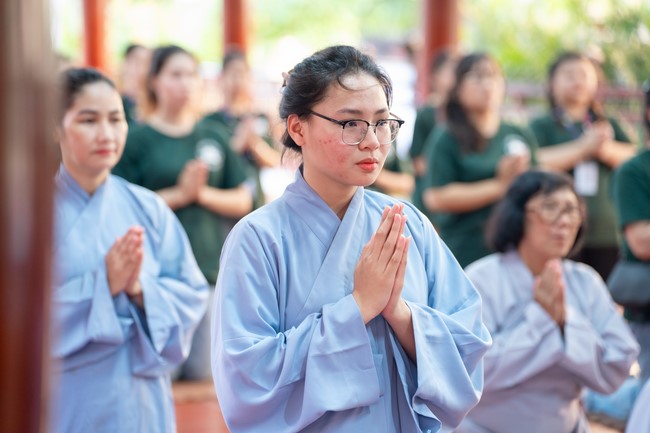 Paying homage to the Most Master and commemorating Hoang Phap Pagoda’s Founder by Monks, and Buddhists