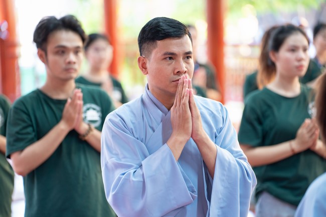 Paying homage to the Most Master and commemorating Hoang Phap Pagoda’s Founder by Monks, and Buddhists