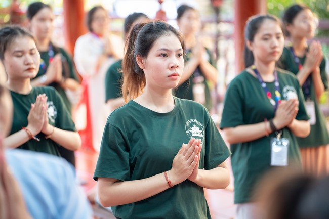 Paying homage to the Most Master and commemorating Hoang Phap Pagoda’s Founder by Monks, and Buddhists