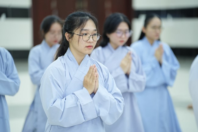 Paying homage to the Most Master and commemorating Hoang Phap Pagoda’s Founder by Monks, and Buddhists
