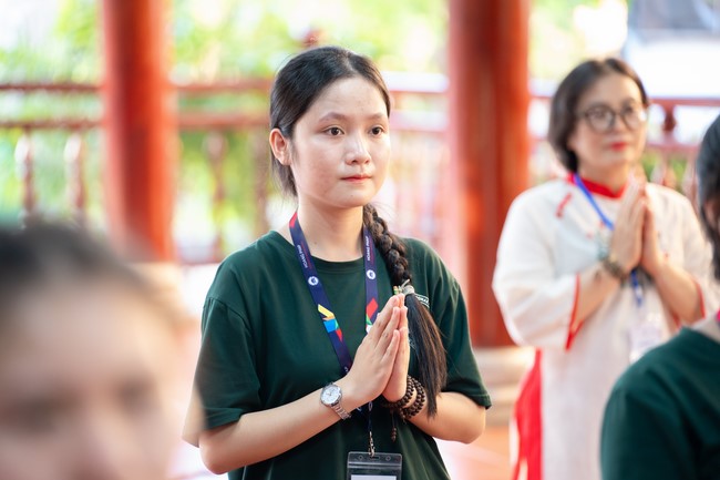 Paying homage to the Most Master and commemorating Hoang Phap Pagoda’s Founder by Monks, and Buddhists
