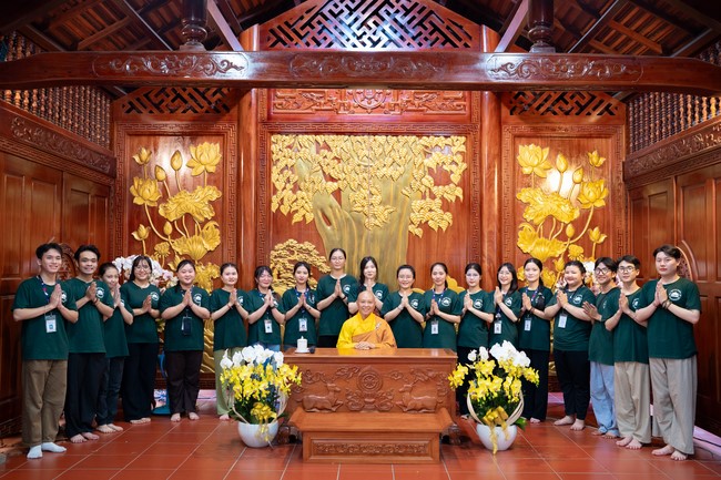 Paying homage to the Most Master and commemorating Hoang Phap Pagoda’s Founder by Monks, and Buddhists