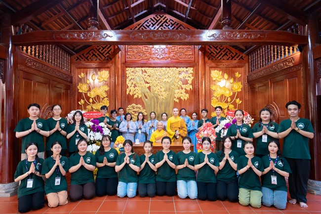 Paying homage to the Most Master and commemorating Hoang Phap Pagoda’s Founder by Monks, and Buddhists