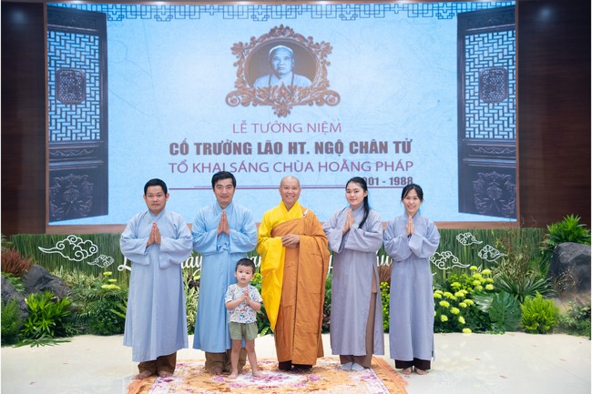 Paying homage to the Most Master and commemorating Hoang Phap Pagoda’s Founder by Monks, and Buddhists