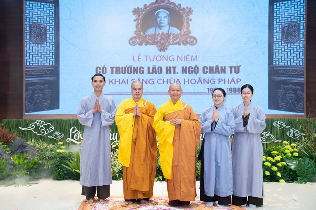 Paying homage to the Most Master and commemorating Hoang Phap Pagoda’s Founder by Monks, and Buddhists