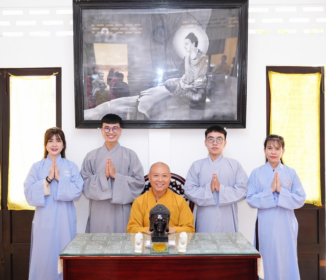 Paying homage to the Most Master and commemorating Hoang Phap Pagoda’s Founder by Monks, and Buddhists