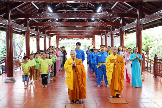 Paying homage to the Most Master and commemorating Hoang Phap Pagoda’s Founder by Monks, and Buddhists