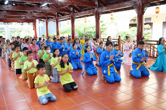 Paying homage to the Most Master and commemorating Hoang Phap Pagoda’s Founder by Monks, and Buddhists