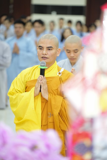 Paying homage to the Most Master and commemorating Hoang Phap Pagoda’s Founder by Monks, and Buddhists