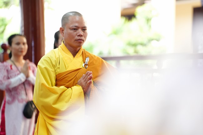 Paying homage to the Most Master and commemorating Hoang Phap Pagoda’s Founder by Monks, and Buddhists