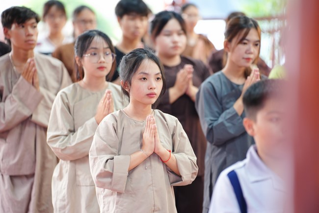 Paying homage to the Most Master and commemorating Hoang Phap Pagoda’s Founder by Monks, and Buddhists