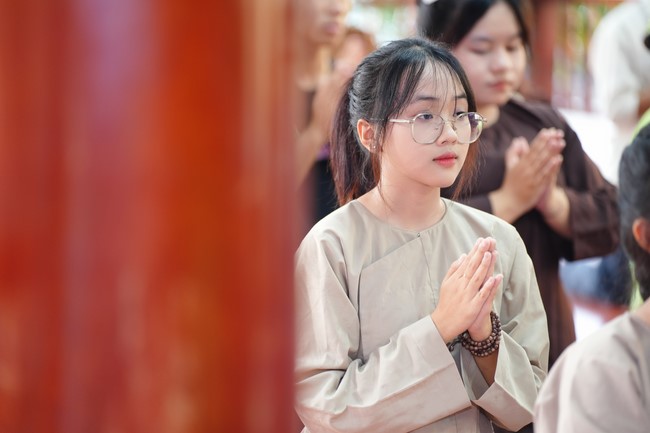 Paying homage to the Most Master and commemorating Hoang Phap Pagoda’s Founder by Monks, and Buddhists