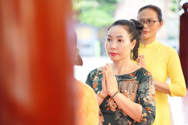 Paying homage to the Most Master and commemorating Hoang Phap Pagoda’s Founder by Monks, and Buddhists