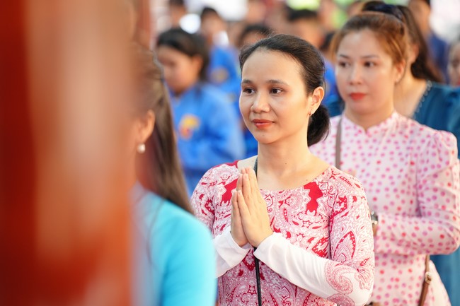 Paying homage to the Most Master and commemorating Hoang Phap Pagoda’s Founder by Monks, and Buddhists