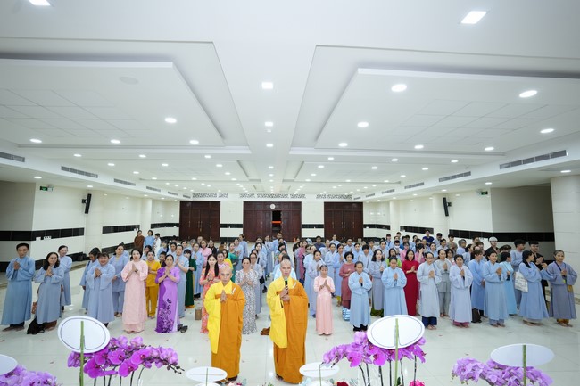 Paying homage to the Most Master and commemorating Hoang Phap Pagoda’s Founder by Monks, and Buddhists