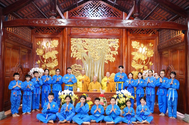 Paying homage to the Most Master and commemorating Hoang Phap Pagoda’s Founder by Monks, and Buddhists