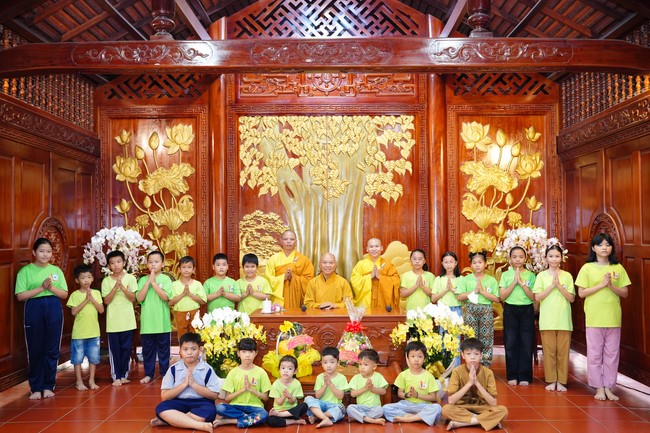 Paying homage to the Most Master and commemorating Hoang Phap Pagoda’s Founder by Monks, and Buddhists