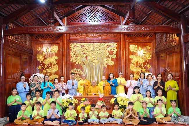 Paying homage to the Most Master and commemorating Hoang Phap Pagoda’s Founder by Monks, and Buddhists