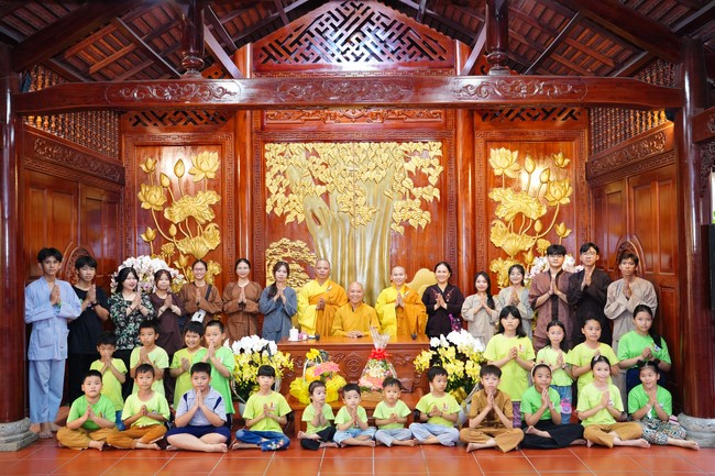 Paying homage to the Most Master and commemorating Hoang Phap Pagoda’s Founder by Monks, and Buddhists