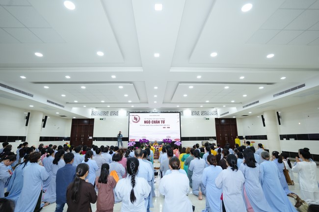 Paying homage to the Most Master and commemorating Hoang Phap Pagoda’s Founder by Monks, and Buddhists