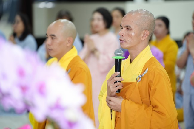 Paying homage to the Most Master and commemorating Hoang Phap Pagoda’s Founder by Monks, and Buddhists