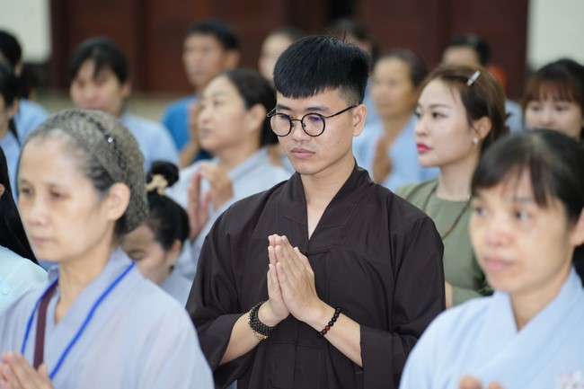 Paying homage to the Most Master and commemorating Hoang Phap Pagoda’s Founder by Monks, and Buddhists
