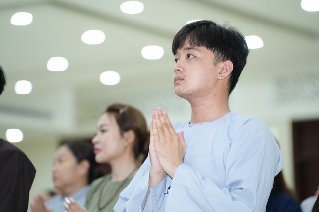 Paying homage to the Most Master and commemorating Hoang Phap Pagoda’s Founder by Monks, and Buddhists