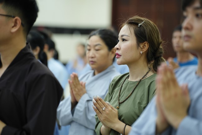 Paying homage to the Most Master and commemorating Hoang Phap Pagoda’s Founder by Monks, and Buddhists