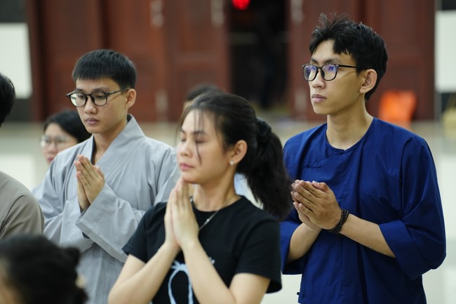 Paying homage to the Most Master and commemorating Hoang Phap Pagoda’s Founder by Monks, and Buddhists