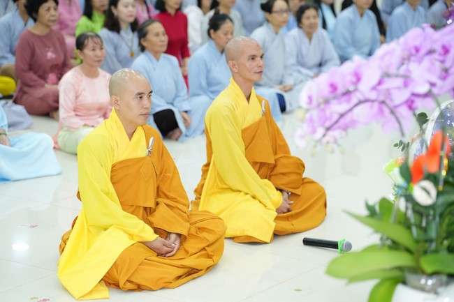 Paying homage to the Most Master and commemorating Hoang Phap Pagoda’s Founder by Monks, and Buddhists