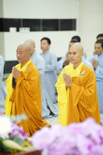 Paying homage to the Most Master and commemorating Hoang Phap Pagoda’s Founder by Monks, and Buddhists