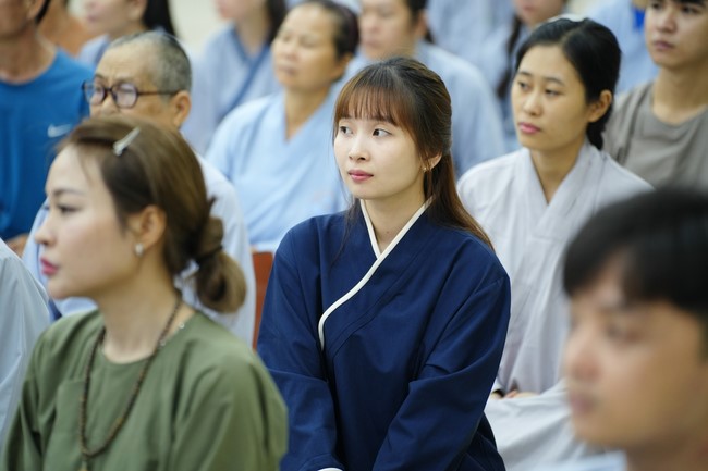 Paying homage to the Most Master and commemorating Hoang Phap Pagoda’s Founder by Monks, and Buddhists