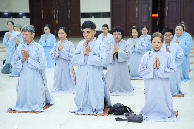 Paying homage to the Most Master and commemorating Hoang Phap Pagoda’s Founder by Monks, and Buddhists