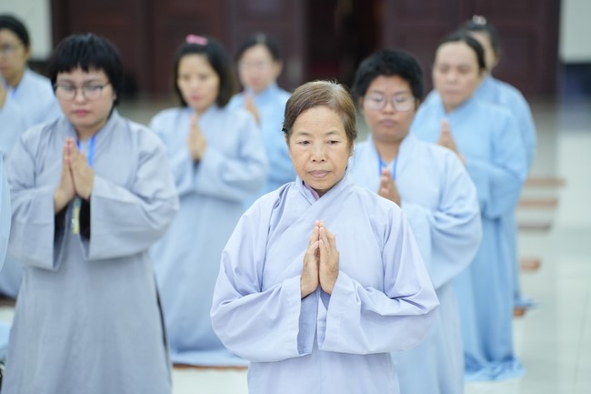 Paying homage to the Most Master and commemorating Hoang Phap Pagoda’s Founder by Monks, and Buddhists