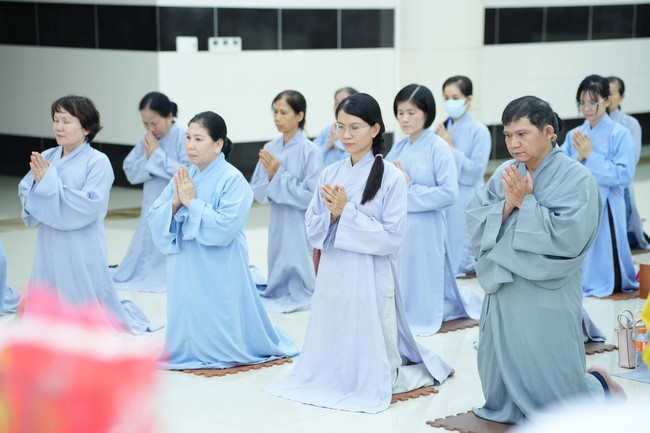 Paying homage to the Most Master and commemorating Hoang Phap Pagoda’s Founder by Monks, and Buddhists