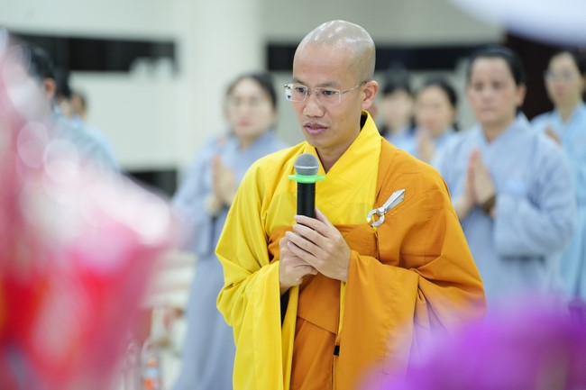 Paying homage to the Most Master and commemorating Hoang Phap Pagoda’s Founder by Monks, and Buddhists
