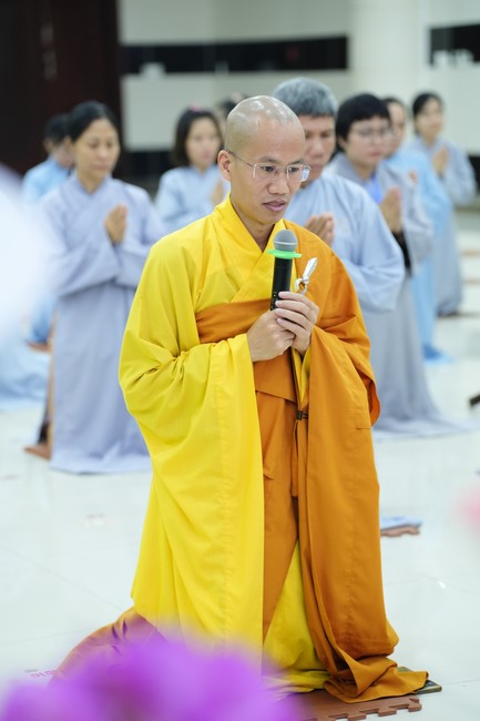 Paying homage to the Most Master and commemorating Hoang Phap Pagoda’s Founder by Monks, and Buddhists