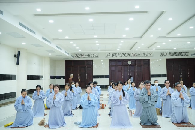 Paying homage to the Most Master and commemorating Hoang Phap Pagoda’s Founder by Monks, and Buddhists