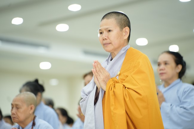Paying homage to the Most Master and commemorating Hoang Phap Pagoda’s Founder by Monks, and Buddhists
