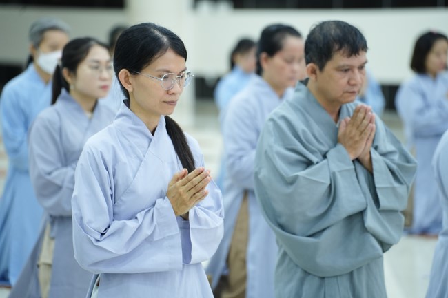 Paying homage to the Most Master and commemorating Hoang Phap Pagoda’s Founder by Monks, and Buddhists