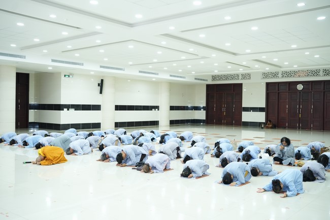 Paying homage to the Most Master and commemorating Hoang Phap Pagoda’s Founder by Monks, and Buddhists