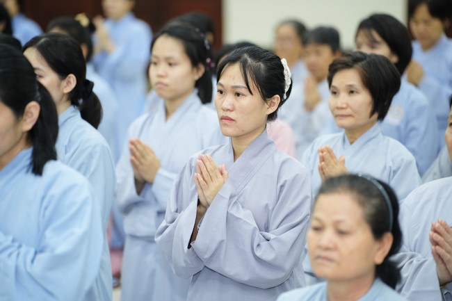 Paying homage to the Most Master and commemorating Hoang Phap Pagoda’s Founder by Monks, and Buddhists