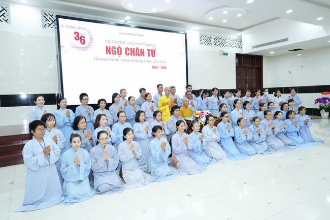 Paying homage to the Most Master and commemorating Hoang Phap Pagoda’s Founder by Monks, and Buddhists