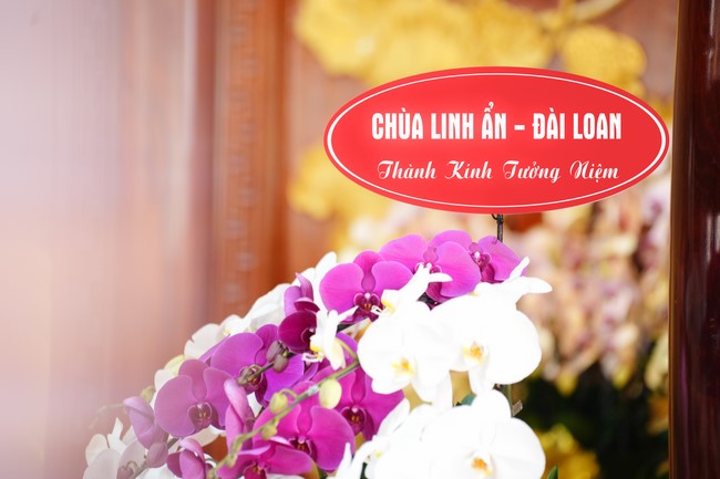 Paying homage to the Most Master and commemorating Hoang Phap Pagoda’s Founder by Monks, and Buddhists