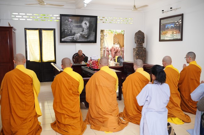 Paying homage to the Most Master and commemorating Hoang Phap Pagoda’s Founder by Monks, and Buddhists