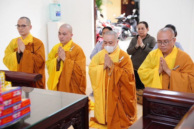 Paying homage to the Most Master and commemorating Hoang Phap Pagoda’s Founder by Monks, and Buddhists