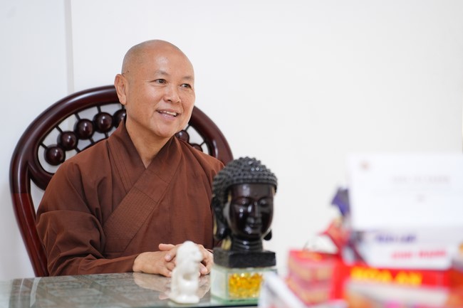 Paying homage to the Most Master and commemorating Hoang Phap Pagoda’s Founder by Monks, and Buddhists